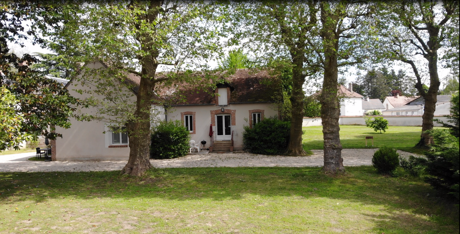 Extérieur du gîte les Platanes